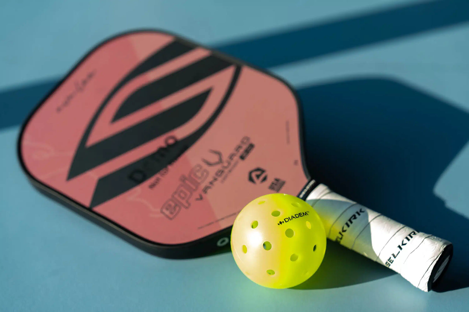 Pickleball Paddle und Ball