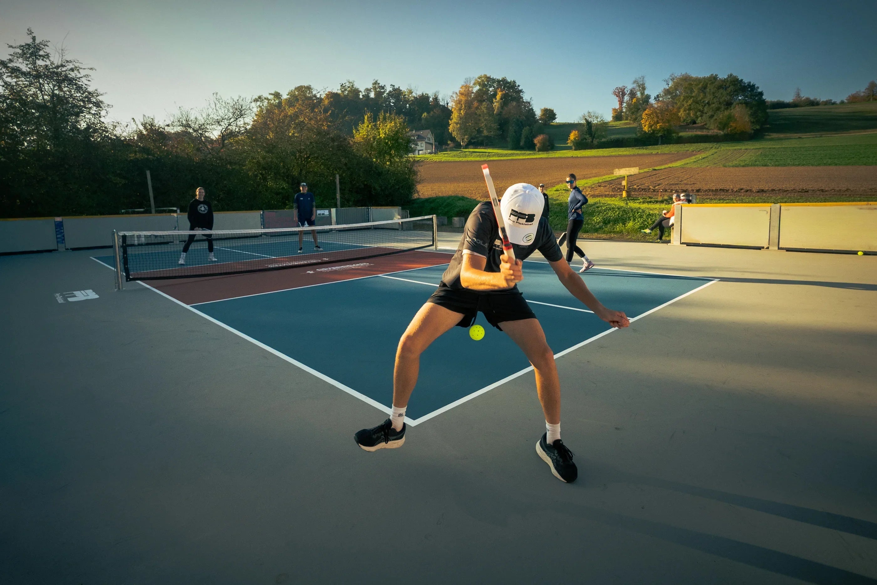 Profi Pickleball Platz mit Spieler im Vordergrund