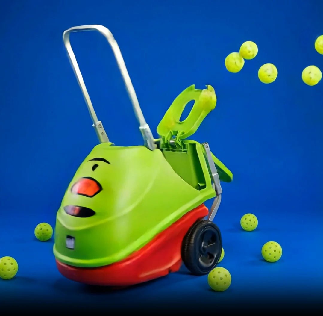 Pickleball Ballmaschine Lobster spielerisch dargestellt vor blauem Hintergrund mit Bällen die durch die Luft fliegen