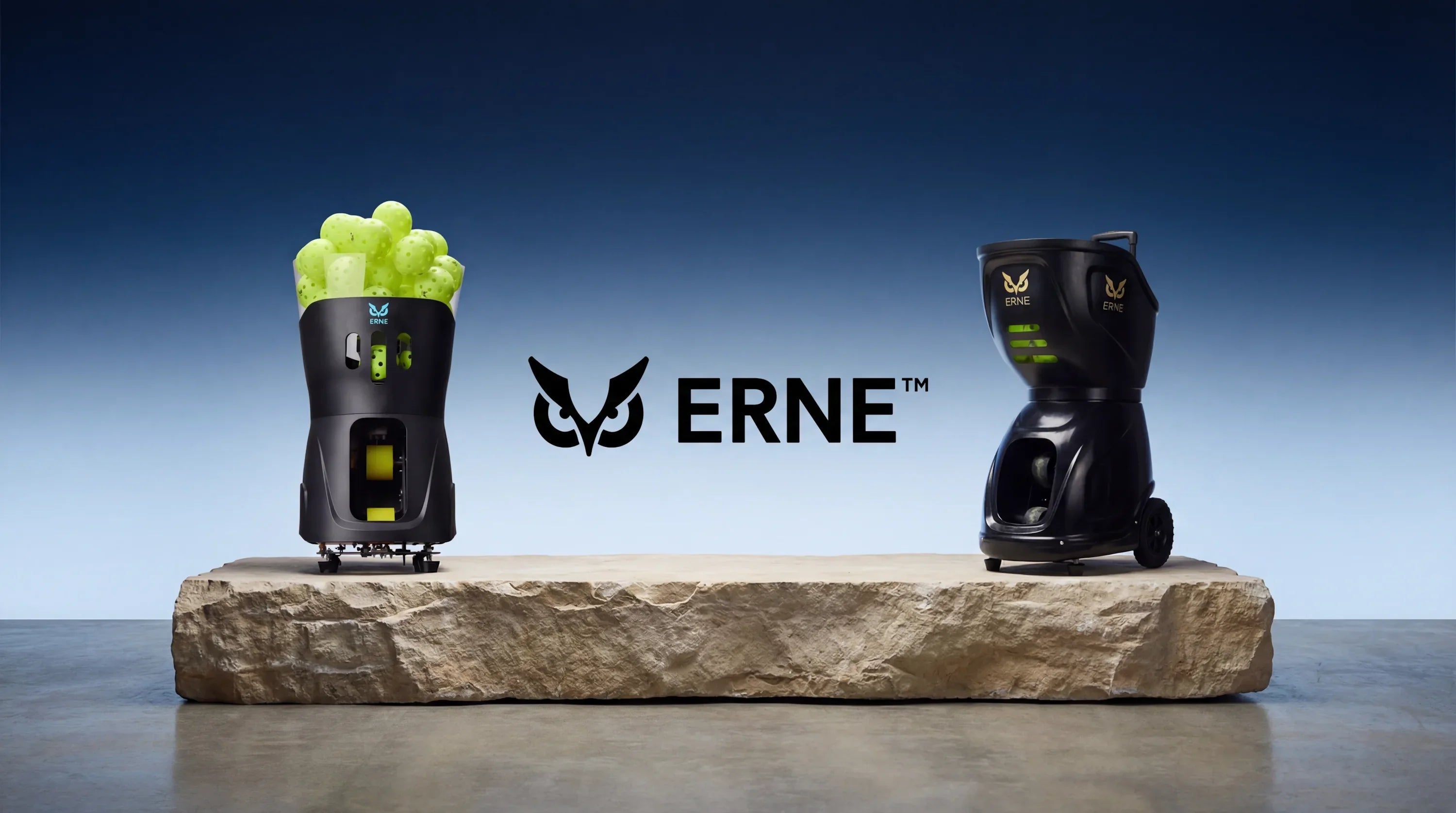 Zwei ERNE Pickleball Ballmaschinen im Showcase mit ERNE Logo