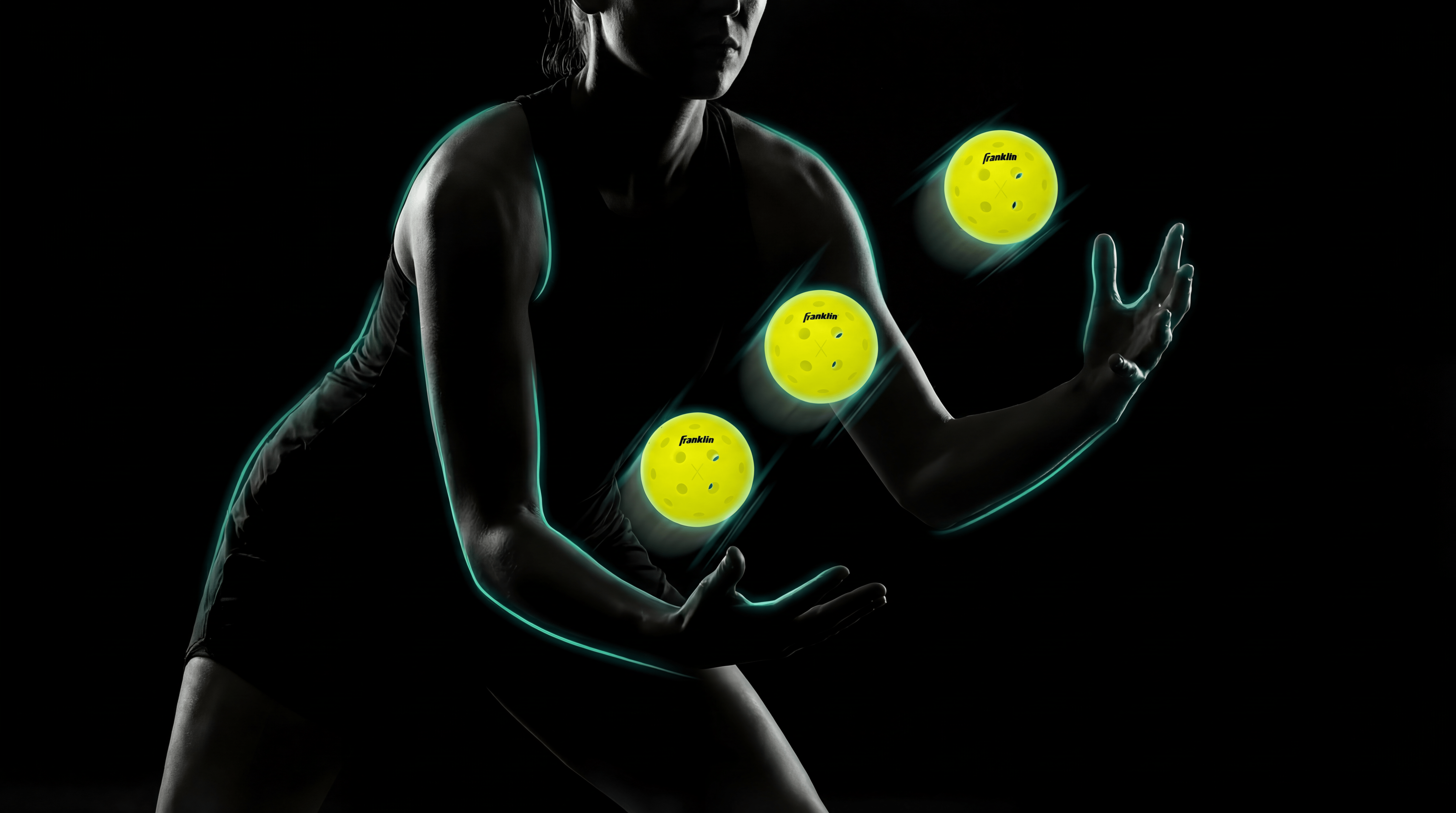 sportliche Frau mit Pickleball Bällen von Franklin - Pro Pickleball GmbH