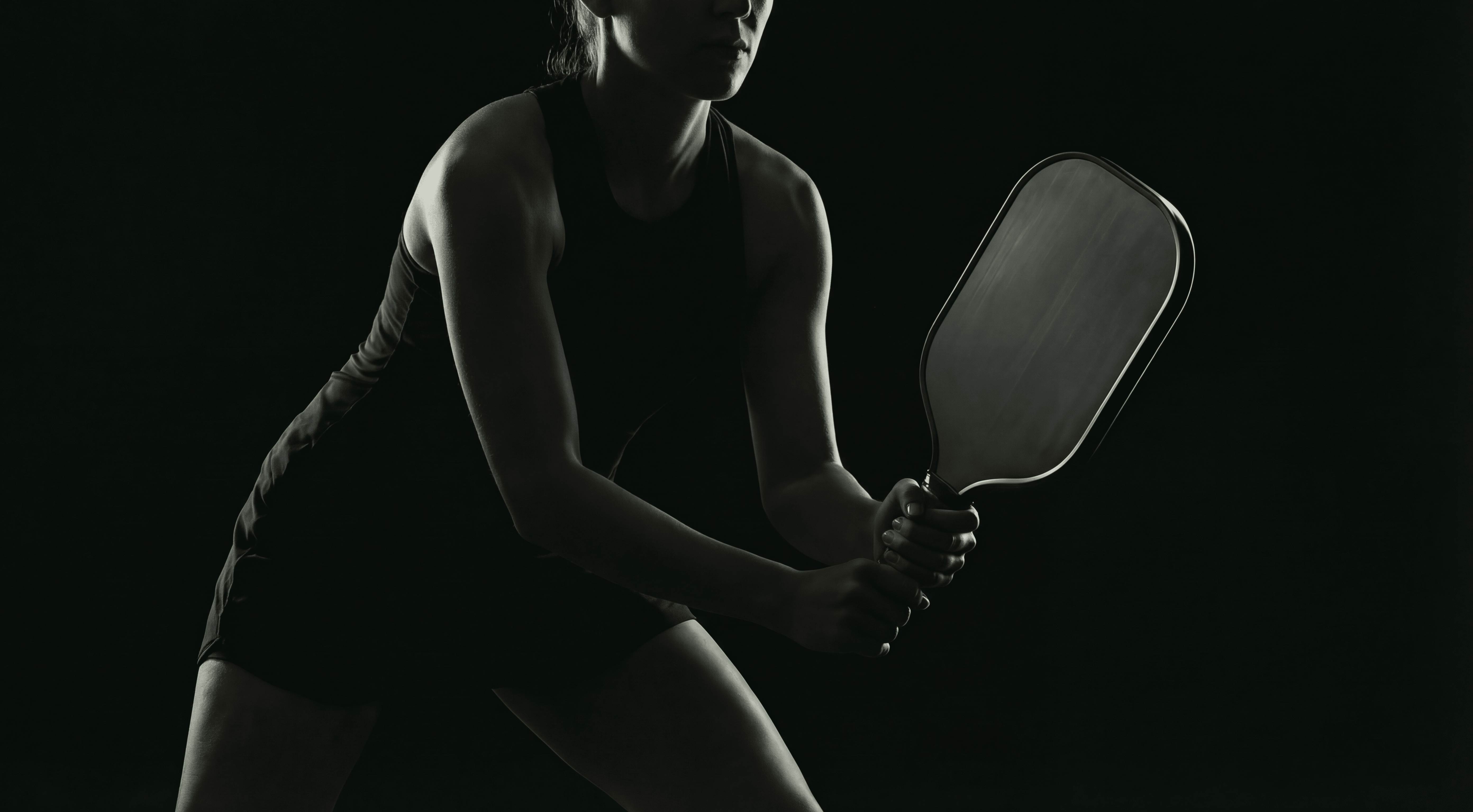 Frau mit Pickleball Paddle in der Hand - Pro Pickleball GmbH